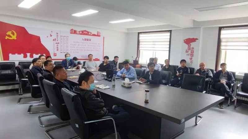 叉车操作后，应及时进行清洁和保养，以延长叉车的使用寿命。具体包括：